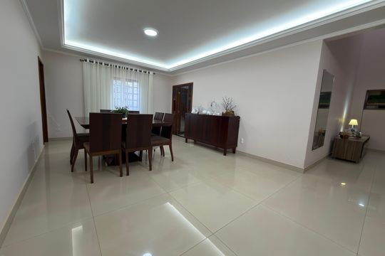 Casa à venda com 5 quartos, 1000m² em Colônia Agrícola Samambaia, Brasília