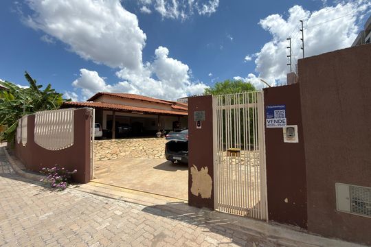 Casa à venda com 5 quartos, 1000m² em Colônia Agrícola Samambaia, Brasília