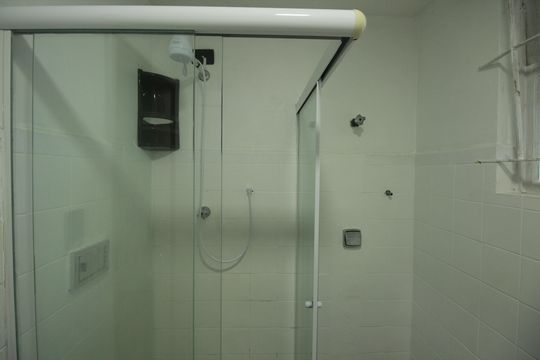 Banheiro de apartamento para alugar com 1 quarto, 45m² em Itararé, Santos