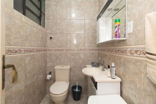 Banheiro de apartamento à venda com 2 quartos, 60m² em Partenon, Porto Alegre