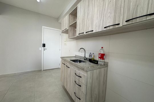 Cozinha de apartamento para alugar com 1 quarto, 42m² em Jardim Tupanci, Barueri