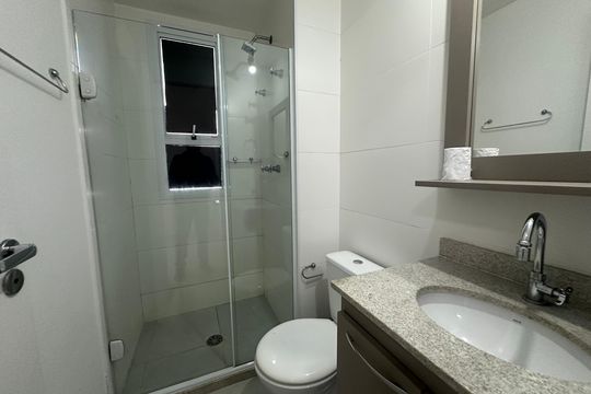 Banheiro de apartamento para alugar com 1 quarto, 42m² em Jardim Tupanci, Barueri