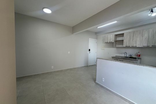 Sala de apartamento para alugar com 1 quarto, 42m² em Jardim Tupanci, Barueri