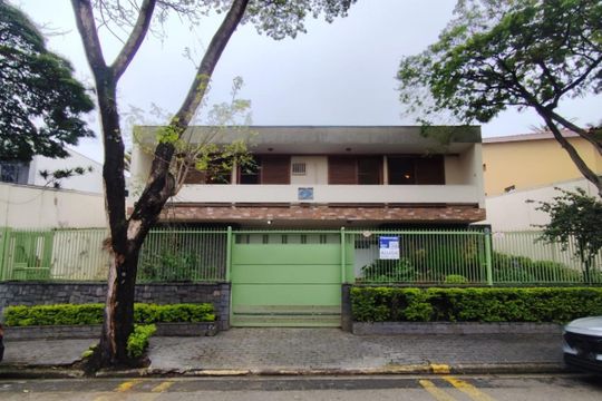 Fachada de casa para alugar com 4 quartos, 800m² em Chácara Monte Alegre, São Paulo