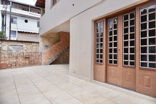 Garagem (2 vagas) de casa para alugar com 3 quartos, 250m² em Paraíso, Belo Horizonte