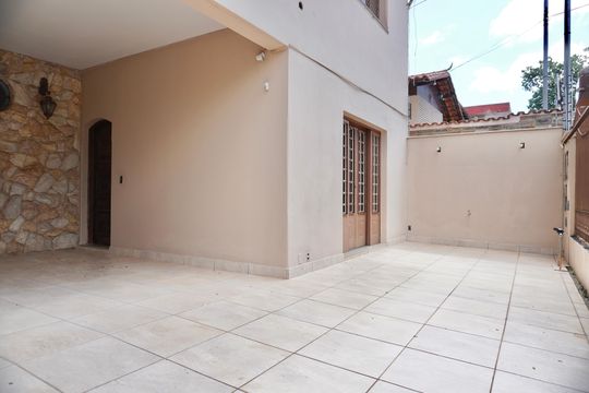 Garagem (2 vagas) de casa para alugar com 3 quartos, 250m² em Paraíso, Belo Horizonte