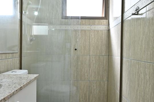 Banheiro de apartamento para alugar com 2 quartos, 68m² em Chácara Agrindus, Taboão da Serra