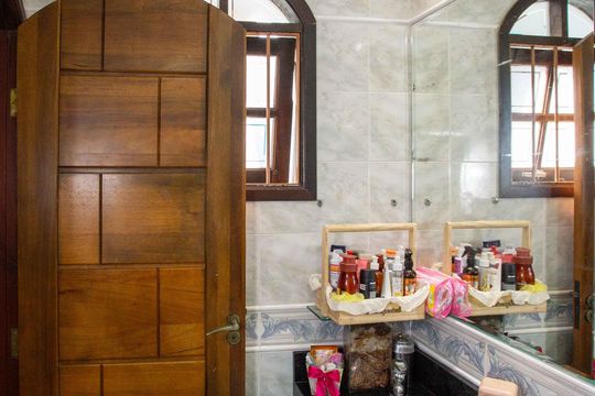 Banheiro da Suíte 2 Casa 1 de casa à venda com 4 quartos, 224m² em São Judas Tadeu, Diadema