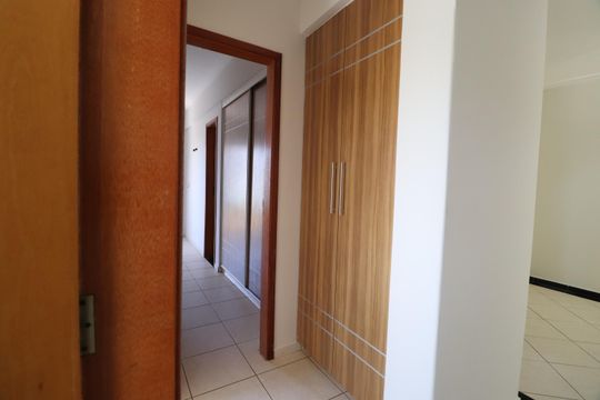 Corredor - Armario de apartamento para alugar com 3 quartos, 90m² em Santa Mônica, Uberlândia
