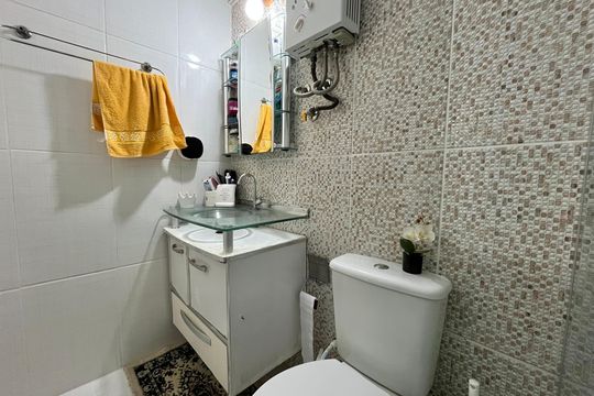 Banheiro de apartamento à venda com 2 quartos, 54m² em Itanhangá, Rio de Janeiro