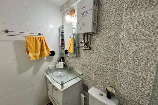 Banheiro de apartamento à venda com 2 quartos, 54m² em Itanhangá, Rio de Janeiro