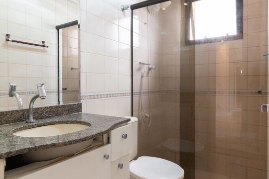 Banheiro de apartamento para alugar com 2 quartos, 58m² em Cidade São Francisco, São Paulo