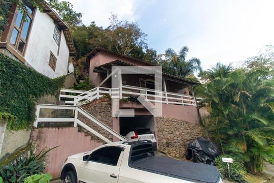Fachada de casa à venda com 3 quartos, 178m² em Itaipu, Niterói