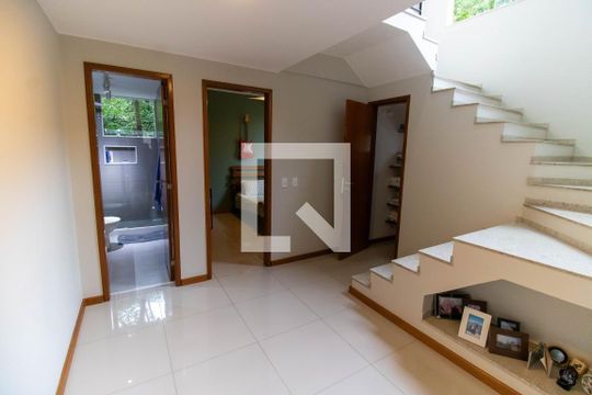 Hall de casa à venda com 3 quartos, 178m² em Itaipu, Niterói