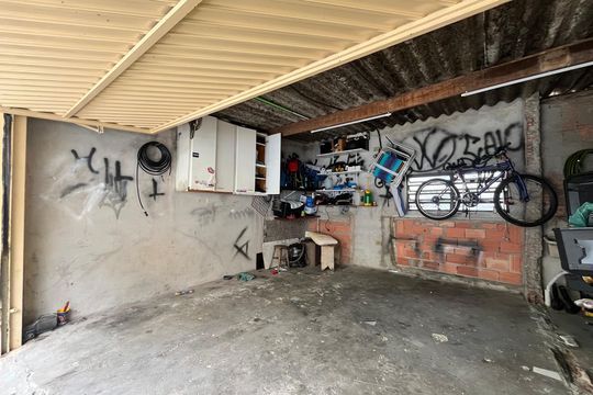 Garagem de casa à venda com 2 quartos, 235m² em Jardim Guarani, São Paulo