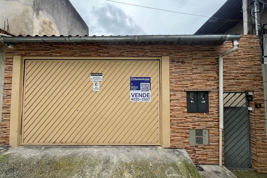 Fachada de casa à venda com 2 quartos, 235m² em Jardim Guarani, São Paulo