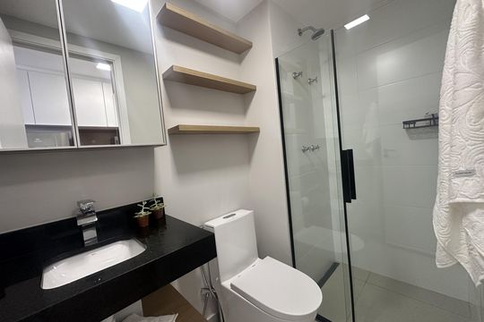 Banheiro de kitnet/studio para alugar com 1 quarto, 22m² em Cidade Monções, São Paulo