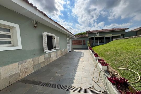 Casa de Condomínio para alugar com 3 quartos, 450m² em Jardim Belizário, Cotia
