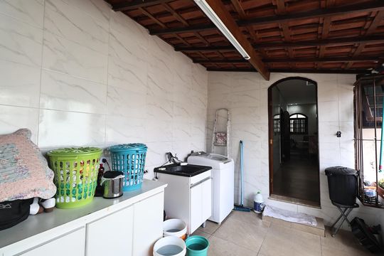 Lavanderia de casa à venda com 3 quartos, 205m² em Jardim Rina, Santo André