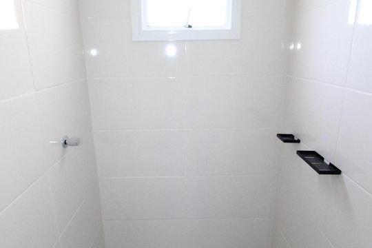 Banheiro de casa de condomínio para alugar com 2 quartos, 58m² em Jardim Santa Ines Iii, São José dos Campos