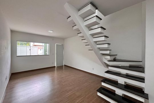 Sala de casa de condomínio para alugar com 3 quartos, 180m² em Vargem Pequena, Rio de Janeiro