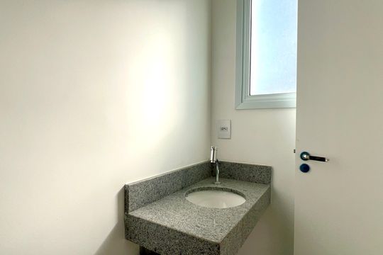 Banheiro de kitnet/studio à venda com 1 quarto, 19m² em Pinheiros, São Paulo