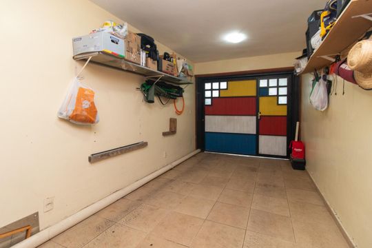 Garagem de casa à venda com 3 quartos, 175m² em Vila Nova, Porto Alegre
