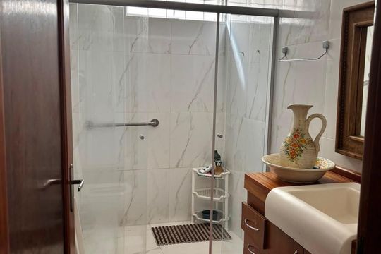 Banheiro de apartamento à venda com 3 quartos, 95m² em Barroca, Belo Horizonte