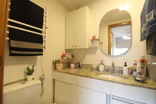 Banheiro da suíte de apartamento à venda com 2 quartos, 68m² em Barra Olímpica, Rio de Janeiro