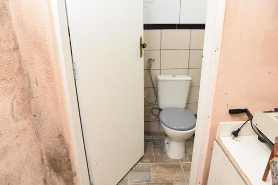 banheiro da edicula de casa à venda com 2 quartos, 168m² em Parque Centenário, Jundiaí