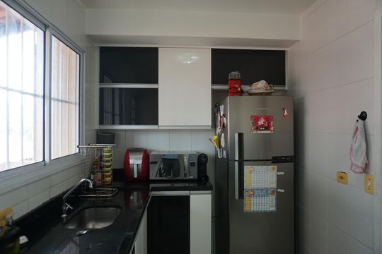 Cozinha de casa de condomínio para alugar com 2 quartos, 87m² em Jardim Guaruja, Embu das Artes