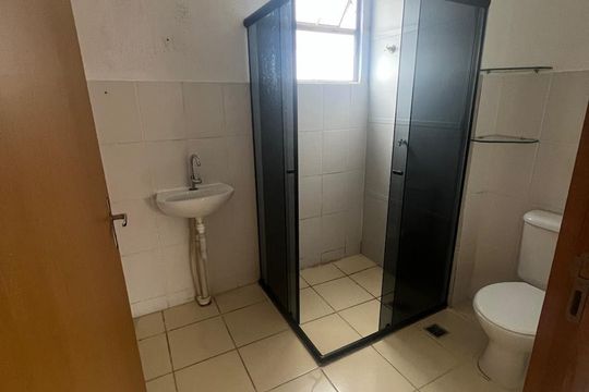 Banheiro de apartamento à venda com 2 quartos, 50m² em Riacho Fundo II - 1A Etapa, Brasília