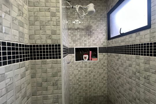 Banheiro de apartamento à venda com 2 quartos, 53m² em Parque Viana, Barueri