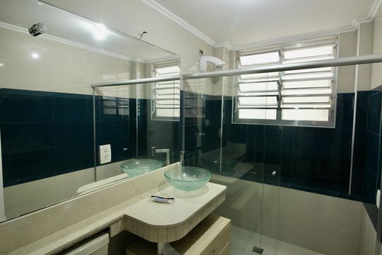 Banheiro Social de apartamento para alugar com 2 quartos, 100m² em Macuco, Santos