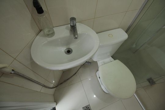 Banheiro de serviço de apartamento para alugar com 2 quartos, 100m² em Macuco, Santos