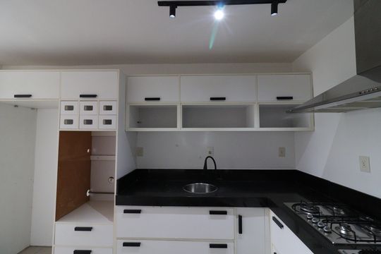 Cozinha de apartamento à venda com 3 quartos, 74m² em Jardim Industrial, São Paulo