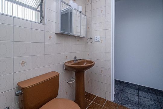 banheiro social_3 de casa para alugar com 1 quarto, 29m² em Vila Cristalia, São Paulo