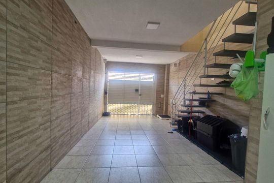 Garagem de casa à venda com 3 quartos, 106m² em Jardim Alzira, São Paulo