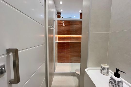 Banheiro social  de apartamento para alugar com 2 quartos, 70m² em Copacabana, Rio de Janeiro