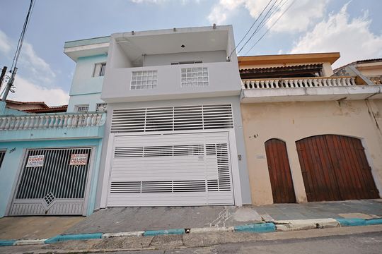 Fachada de casa à venda com 1 quarto, 120m² em Jardim Fernandes, São Paulo