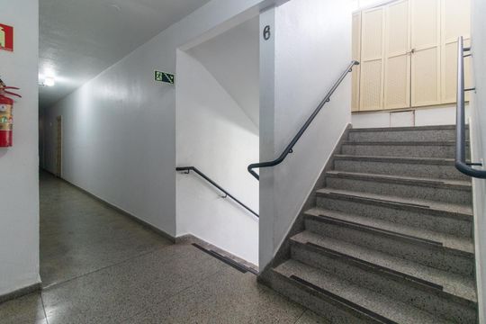 Escadas de apartamento para alugar com 2 quartos, 55m² em Petrópolis, Porto Alegre