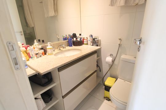 Banheiro da suíte de apartamento à venda com 2 quartos, 140m² em Barra Olímpica, Rio de Janeiro