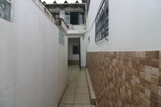 corredor de casa para alugar com 2 quartos, 60m² em Jardim Laone, São Paulo