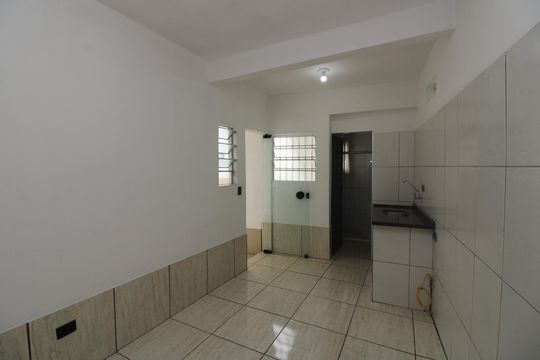 Cozinha de casa para alugar com 2 quartos, 60m² em Jardim Laone, São Paulo