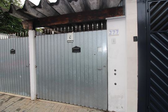 fachada de casa para alugar com 2 quartos, 60m² em Jardim Laone, São Paulo