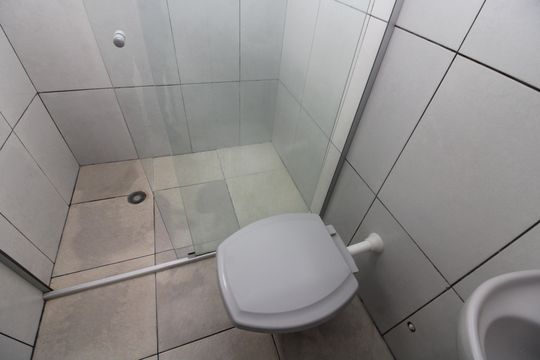Banheiro de casa para alugar com 2 quartos, 60m² em Jardim Laone, São Paulo