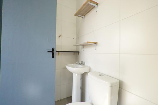 Banheiro de kitnet/studio para alugar com 1 quarto, 18m² em Cambuci, São Paulo