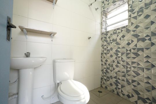 Banheiro de kitnet/studio para alugar com 1 quarto, 18m² em Cambuci, São Paulo
