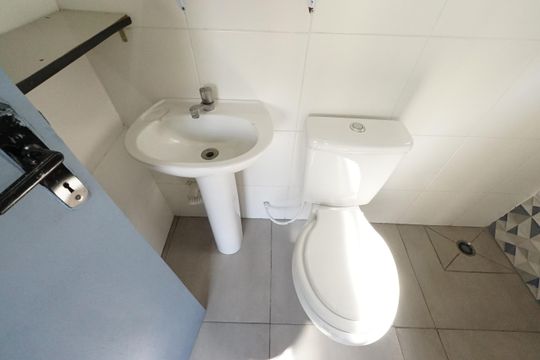 Banheiro de kitnet/studio para alugar com 1 quarto, 18m² em Cambuci, São Paulo