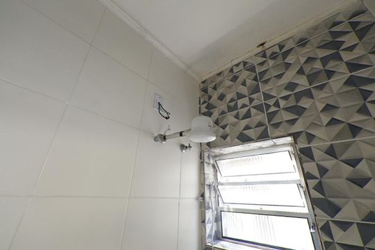 Banheiro de kitnet/studio para alugar com 1 quarto, 18m² em Cambuci, São Paulo
